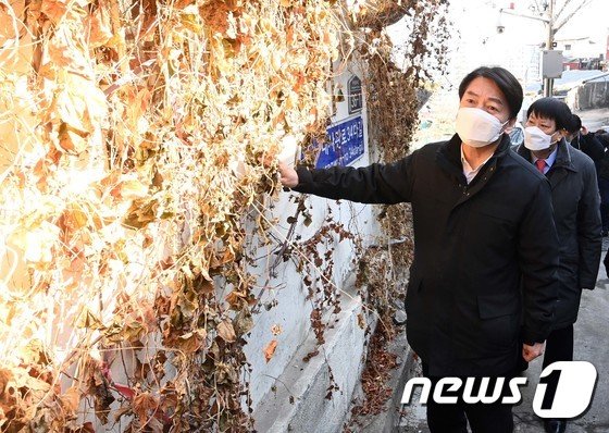 서울시장 보궐선거에 출마한 안철수 국민의당 대표가 8일 서울 한남동 한남3재정비촉진구역(한남3구역)을 방문해 노후된 다세대·다가구주택을 살펴보고 있다. 뉴스1