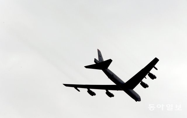 지난 2013년 3월 19일 미국의 전략 폭격기 B-52가 평택시 신장동 미군 오산비행장 상공을 지나가고 있다. 애슈턴 카터 미국 국방부 부장관이 한국을 방문해 B-52의 한국 상공 비행계획을 밝힌 바 있다. 평택=원대연 기자 yeon72@donga.com