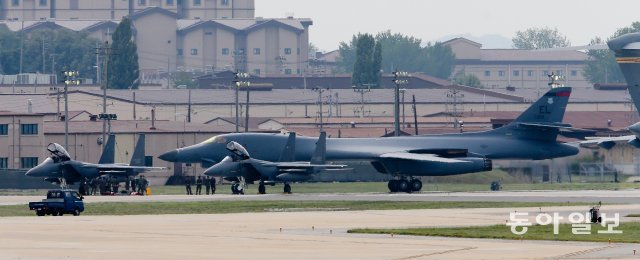 지난 2016년 9월 21일 한국에 처음으로 착륙한 미 공군의 전략폭격기 B-1B 랜서가 경기 평택시 오산비행장에서 미 공군 관계자들의 점검을 받고 있다. 평택=원대연 기자 yeon72@donga.com