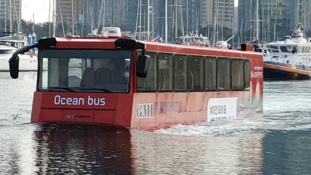 2020년 11월 열린 시승행사에서 부산 수영강 강물위를 달리는 수륙양용버스.GMI그룹 제공