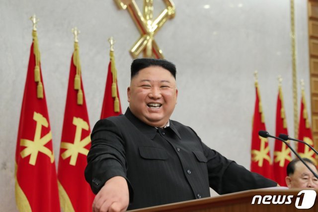 북한 김정은 노동당 총비서의 사회로 당 중앙위원회 제8기 제2차 전원회의 1일차 회의가 8일 개최됐다고 당 기관지 노동신문이 9일 보도했다. 뉴스1