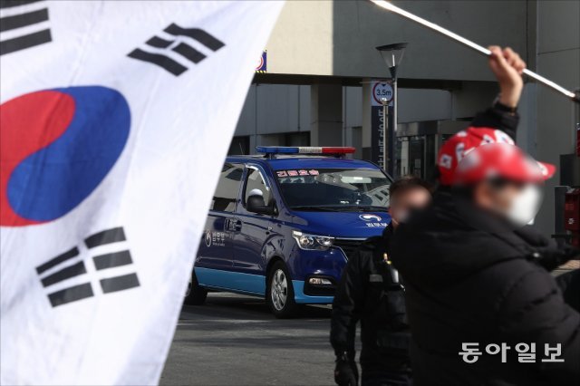 박근혜 전 대통령이 9일 오후 서울 서초구 서울성모병원에서 나와 서울구치소로 향하는 길에 지지자가 태극기를 흔들고 있다. 사진공동취재단/원대연 기자 yeon72@donga.com