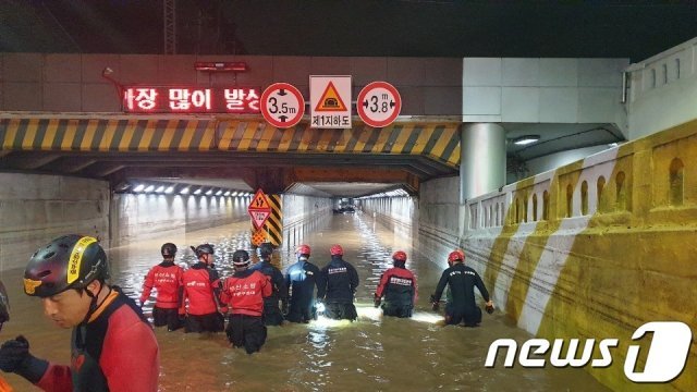 지난해 7월23일 밤부터 부산에 최대 200mm가 넘는 폭우가 쏟아지면서 부산역 인근 초량 제1지하차도가 물에 잠겼다. 이로 인해 차량 안에 있던 3명이 구조됐으나 숨졌다. 사진은 119 구조대원들이 지하차도 배수작업과 구조작업에 들어간 모습.(부산경찰청 제공).2020.7.24 /뉴스1 © News1