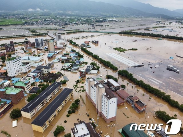 지난해 8월 전남 구례군에 380㎜의 집중호우가 내리며 섬진강·서시천이 범람, 구례읍 지역이 침수되고 막대한 피해가 발생했다.(구례군 제공)2020.8.9/뉴스1 © News1