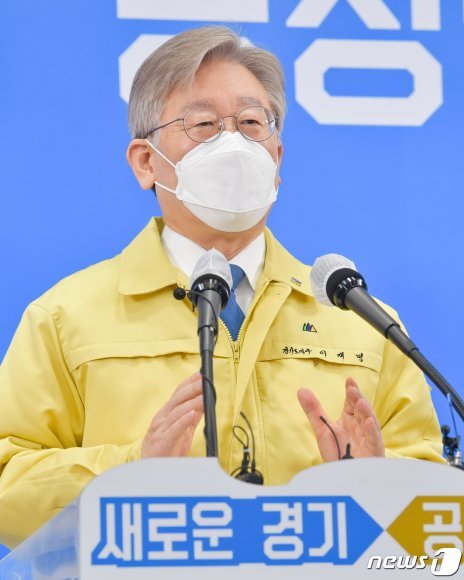 이재명 경기도지사는 10일 “국민의힘이 주장하는 기본 없는 기본소득은 ‘갈비 없는 갈비탕’처럼 형용모순이자 대국민 속임수”라고 맹비난했다./뉴스1