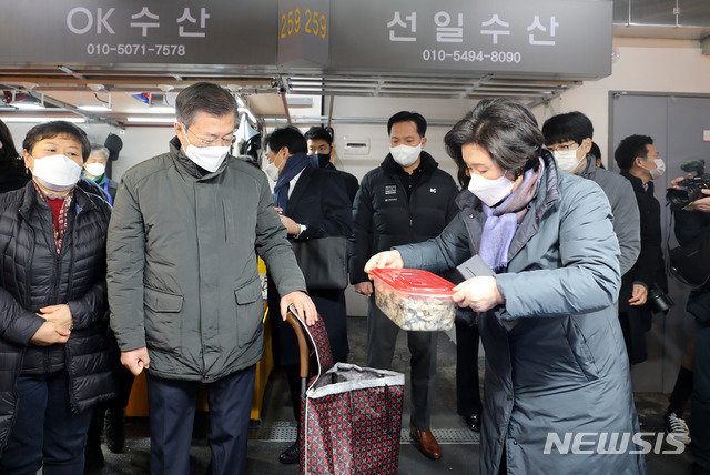 문재인 대통령과 부인 김정숙 여사가 10일 오전 인천시 남동구 소래포구 전통어시장을 방문, 구입한 해산물을 용기에 담아 장바구니 
카트에 넣고 있다. 문 대통령 내외는 1회용 용기 사용 자제를 위해 상품을 담을 용기를 지참했다.﻿[인천=뉴시스]