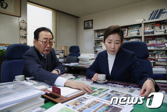 서울시장 보궐선거에 출마한 국민의힘 나경원 전 의원(오른쪽)이 9일 고건 전 국무총리를 예방해 대화를 나누고 있다. (나경원캠프 제공) 뉴스1