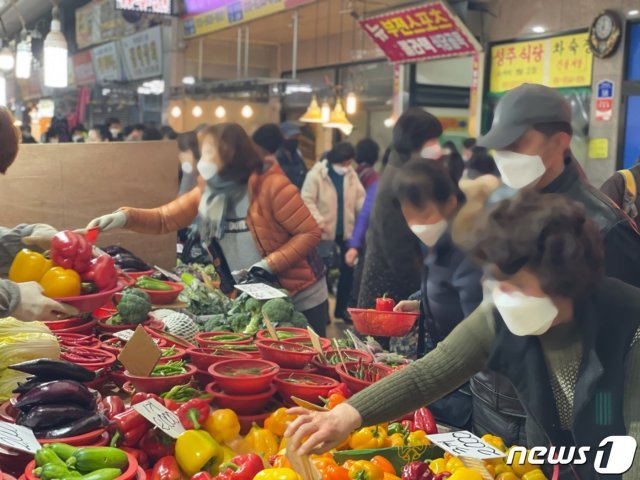 설을 하루 앞둔 10일 낮 12시 부산의 대표 재래시장인 부전시장이 대목 장을 보러 온 시민들로 북적인다.2021.2.10/ © 뉴스1