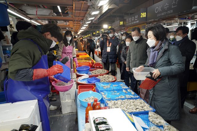 문재인 대통령 부부가 설 명절을 앞둔 10일 오전 인천시 남동구 소래포구 전통어시장을 방문해 직접 수산물을 구매하고 있다. (청와대 제공)© 뉴스1