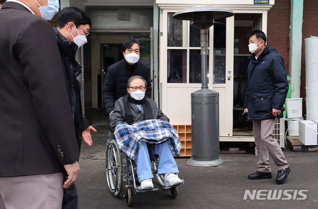 이명박 전 대통령이 10일 오후 서울 종로구 서울대병원에서 퇴원하고 있다. (공동취재사진)