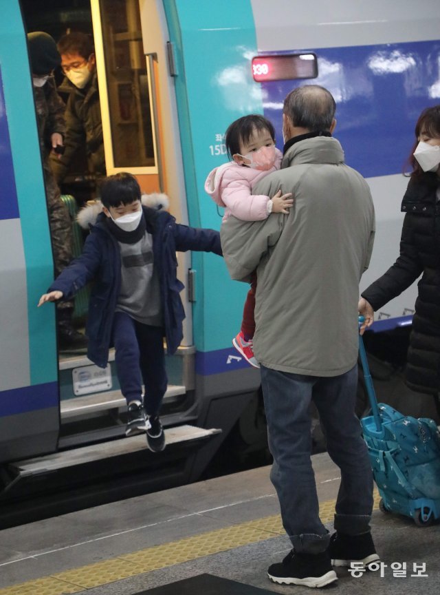 설 연휴를 하루 앞둔 10일 부산역에 도착한 귀성객들 중 손자가 마중 나온 할아버지에게 달려가고 있다. 부산=박경모 기자