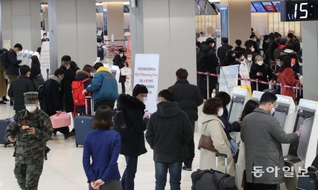 김포공항 국내선에서 시민들이 탑승수속을 밟고있다.