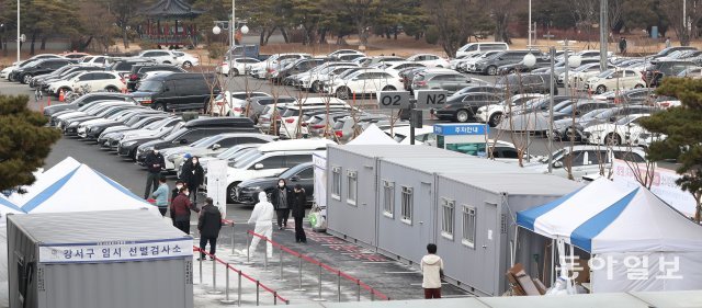 김포공항 국내선 주차장에 마련된 임시선별검사소도 분주히 사람들이 오가고 있다.