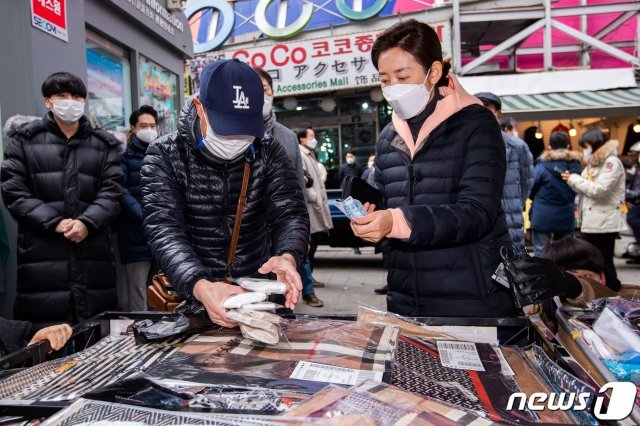 나경원 국민의힘 서울시장 보궐선거 예비후보가 10일 오후 서울 중구 남대문 시장을 방문해 양말을 구입하고 있다. 2021.2.10/뉴스1 © News1