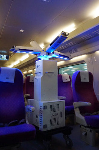 열차 객실을 내부를 살균하는 로봇. 유버 제공