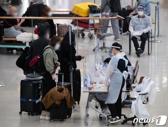 인천국제공항 제1여객터미널에서 해외입국자들이 공항을 나서고 있다.© News1