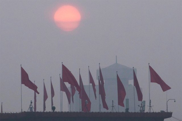 2019년 희뿌연 스모그에 뒤덮인 중국 베이징. 베이징=AP 뉴시스