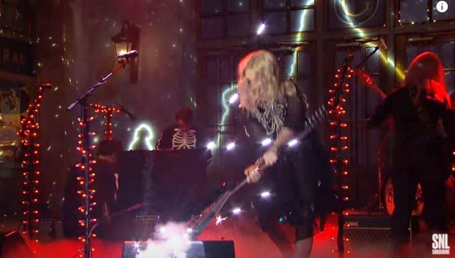최근 미국 가수 피비 브리저스가 NBC TV ‘새터데이 나이트 라이브’에 출연해 기타를 부순 장면. 록 공연의 시청각 활극에서는 때론 파괴도 미학이 된다. 유튜브 화면 캡처