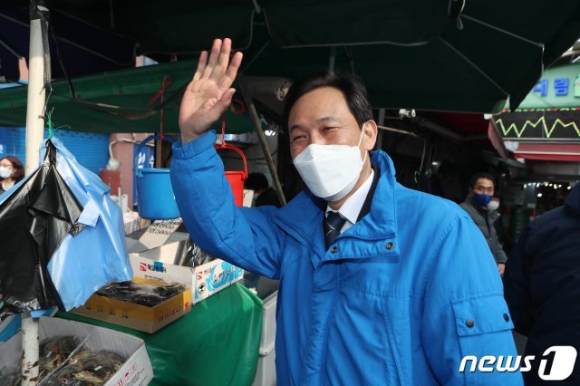 우상호 더불어민주당 서울시장 보궐선거 예비후보가 설 연휴를 하루 앞둔 10일 오후 서울 은평구 대림시장을 방문해 시민들과 인사를 하고 있다. 시장 방문 뒤 “고(故) 박원순 시장은 저의 롤모델”이라고 한 말이 논란이 일자 “유족위로 차원이었다”고 해명했다.  © News1