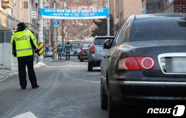 아동 성폭행 혐의로 징역 12년을 복역한 조두순이 출소한지 한달째인 12일 오전 경기도 안산시내 거주지 인근에서 경찰이 근무를 서고 있다. 2021.1.12/뉴스1 © News1