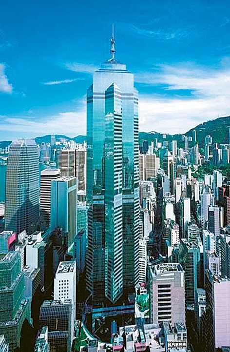 홍콩에서 가장 비싼 건물인 더센터 빌딩. 싱가포르투자청(GIC)과 미래에셋대우가 컨소시엄을 구성해 인수에 참여했다. 동아일보DB