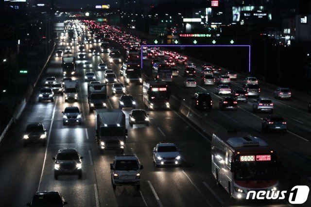 설 연휴를 하루 앞둔 10일 오후 경기도 용인시 신갈분기점 인근 경부고속도로 하행선 모습. 2021.2.10/뉴스1 © News1