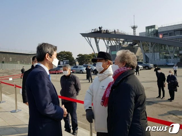 이인영 통일부 장관이 임진각 망배단에서 이산가족과 이야기를 나누고 있다. © 통일부 페이스북