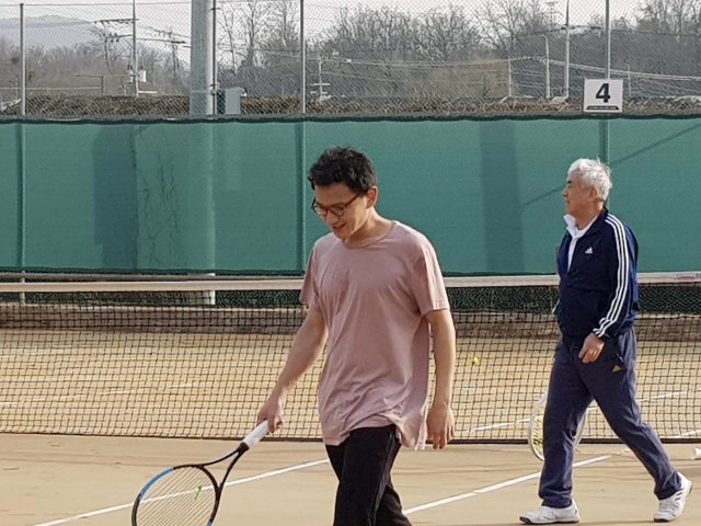 주형민 변호사(왼쪽)는 아버지 주원홍 전 대한테니스협회 회장하고 복식을 치기도 한다. 주형민 변호사 제공.