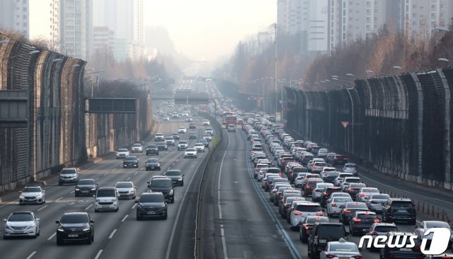 설날인 12일 서울 서초구 잠원IC 부근 경부고속도로 하행선이 차량들로 정체현상을 보이고 있다. 2021.2.12/뉴스1 © News1