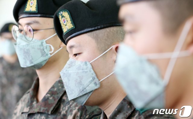 마스크를 착용한 육군 장병들. 2020.1.30/뉴스1 © News1