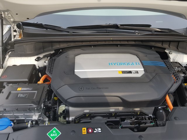 현대자동차의 수소전기차 ‘넥쏘’의 엔진 없는 엔진룸. 수소전기차는 연료전지에서 수소와 산소가 결합하면서 발생하는 전력을 이용한다.