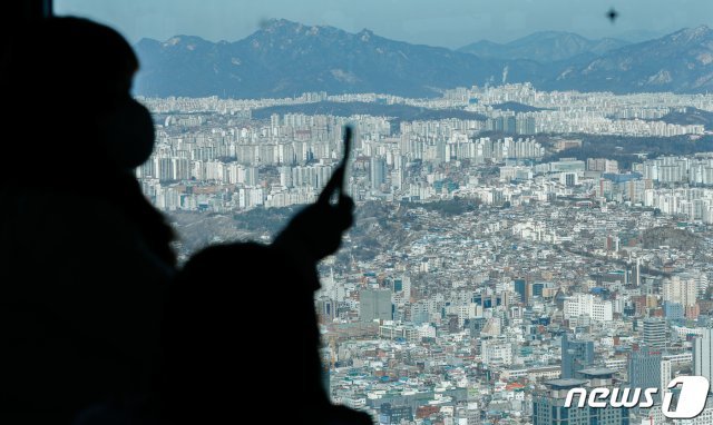 4일 서울 중구 남산서울타워에서 바라 본 도심 아파트 일대. 정부는 이날 ‘공공주도 3080+, 대도시권 주택공급 획기적 확대방안’(2·4공급대책)을 통해 2025년까지 서울 32만가구, 전국 83만가구를 추가 공급하겠다고 밝혔다. 국토교통부는 신규택지의 구체적 입지를 올 상반기 내 2~3차례 나눠 발표할 예정이다. 2021.2.4/뉴스1 © News1