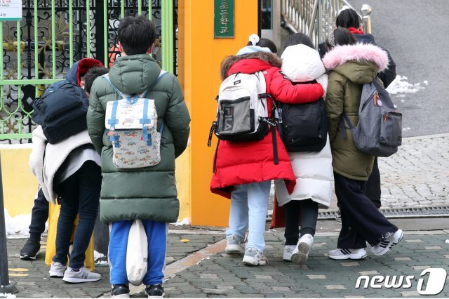 지난달 28일 서울시내 한 초등학교에서 학생들이 하교하고 있다./뉴스1 © News1