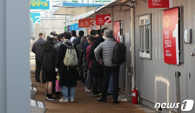 서울 순천향대병원에서 집단감염이 발생했다. 13일 서울 용산구 순천향대병원에 마련된 임시선별진료소에서 환자와 보호자, 의료진 등이 신종 코로나 바이러스 감염증(코로나19) 검사를 받기 위해 대기하고 있다./뉴스1 © News1