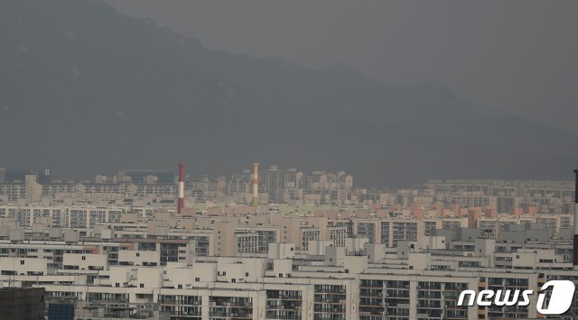 초미세먼지 주의보가 발령된 14일 서울 노원구 한 아파트에서 바라본 도심 위로 옅은 미세먼지 띠가 보이고 있다. 2021.2.14/뉴스1