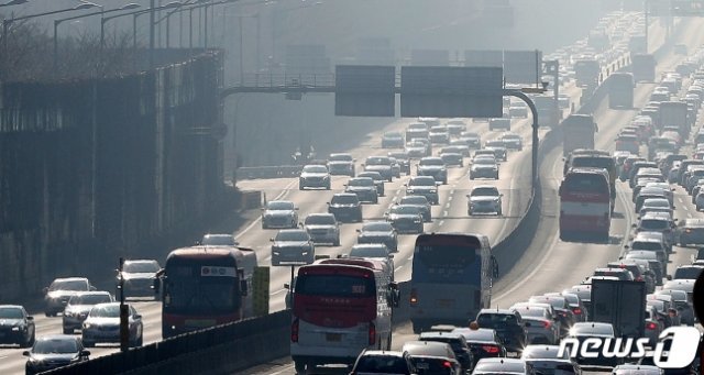 귀경 행렬이 본격 시작된 13일 서울 경부고속도로 잠원IC 부근이 차량들로 붐비고 있다. 뉴스1