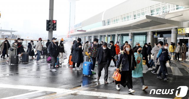 설 연휴 마지막 날인 14일 오전 제주국제공항 국내선 출발장이 다시 일상으로 돌아가는 귀경객과 관광객들로 북적이고 있다.2021.2.14/뉴스1 © News1