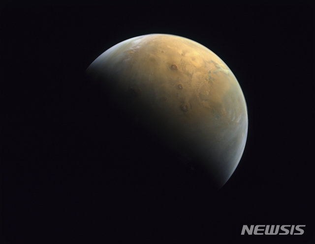 UAE의 화성궤도 순항우주선 아말, 첫 화성사진 보내