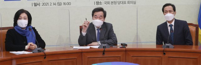 더불어민주당 이낙연 대표(가운데)가 14일 국회에서 열린 설 민심 기자간담회에서 발언하고 있다. 이 대표는 “수도와 제2도시(부산)를 어떻게 가꾸고 키워 코로나19 이후 대전환에 부응할지, 매력적 비전을 제시해 국민들의 신임을 얻겠다”고 말했다. 회의엔 서울시장 선거에 나선 박영선 후보(왼쪽)와 우상호 후보도 참석했다. 사진공동취재단