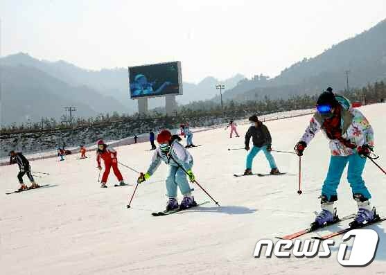 북한 노동당 기관지 노동신문은 14일 ‘양덕온천문화휴양지의 하늘가에 울려 퍼지는 행복의 메아리’라는 기사에서 스키를 즐기는 북한 주민들의 모습을 전했다. (평양 노동신문=뉴스1)