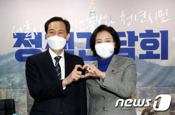 서울시장 보궐선거에 출마한 더불어민주당 박영선 후보(오른쪽)와 우상호 후보가 이달 8일 서울 마포구 복합문화공간 그늘에서 열린 정책간담회에서 기념촬영을 하고 있다. 뉴스1