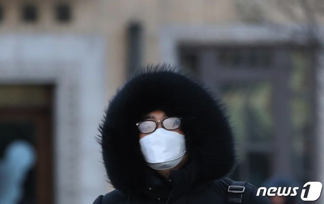 전국 대부분 지역에 한파특보와 강풍특보가 발효된 29일 오전 서울 종로구 광화문네거리에서 시민들이 잔뜩 움츠린 채 출근길 발걸음을 재촉하고 있다. 2021.1.29/뉴스1 © News1