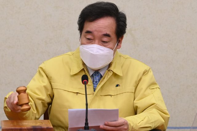 이낙연 더불어민주당 대표가 15일 오전 서울 여의도 국회에서 열린 최고위원회의에서 의사봉을 두드리고 있다. 뉴스1