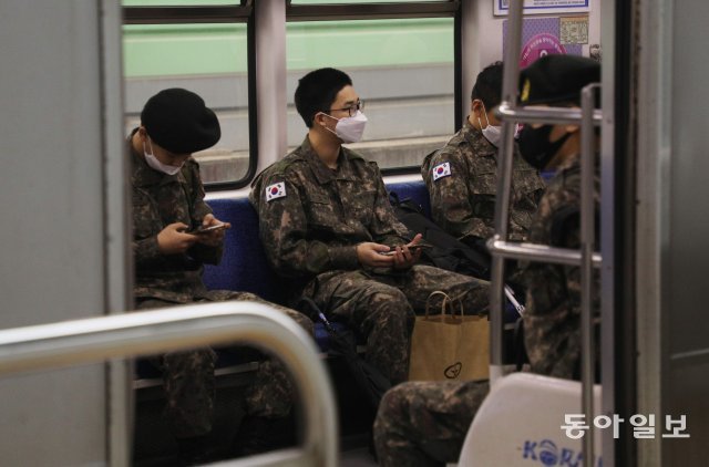 80일 만의 외출' 군 장병 휴가 재개 [청계천 옆 사진관]｜동아일보