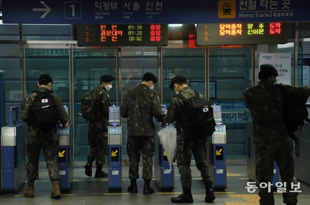 80일 만의 외출' 군 장병 휴가 재개 [청계천 옆 사진관]｜동아일보