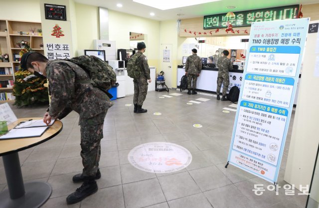 코로나19로 중단됐던 군 장병들의 휴가가 다시 재개된 15일 서울역 TMO에 군 장병들이 모여 있다. 송은석 기자 silverstone@donga.com