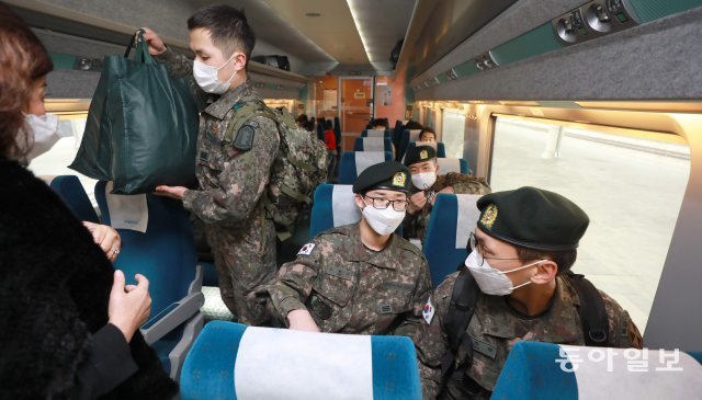 80일 만의 외출' 군 장병 휴가 재개 [청계천 옆 사진관]｜동아일보