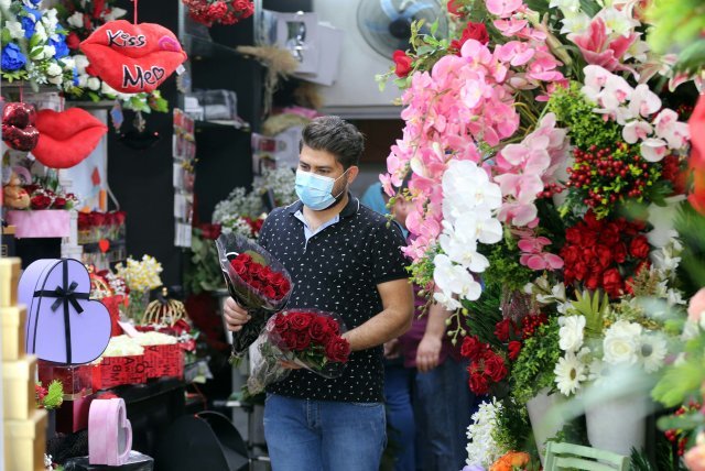 14 일 이라크 바그다드에서 한 청년이 밸런타인 데이를 미해 장미 꽃다발을 사고 있다. 신화