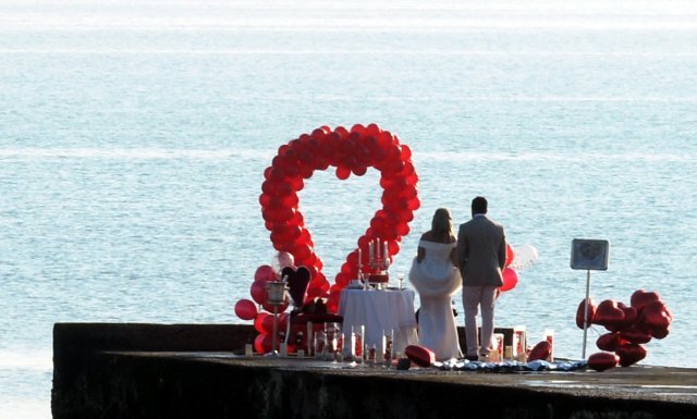 한 커플이 14 일 쿠웨이트의 무바라크 알-카 베어에서 밸런타인 데이를 축하하고 있다. 신화