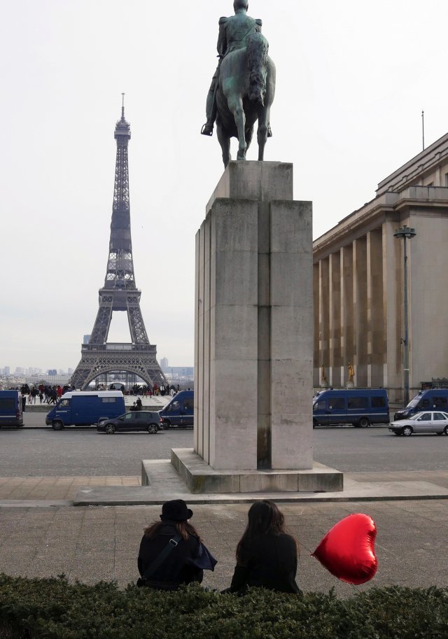 14 일 에펠 탑이 보이는 파리 트로 카데로 광장에서 한 여성이 하트 모양의 빨간 풍선을 들고 있다. AP